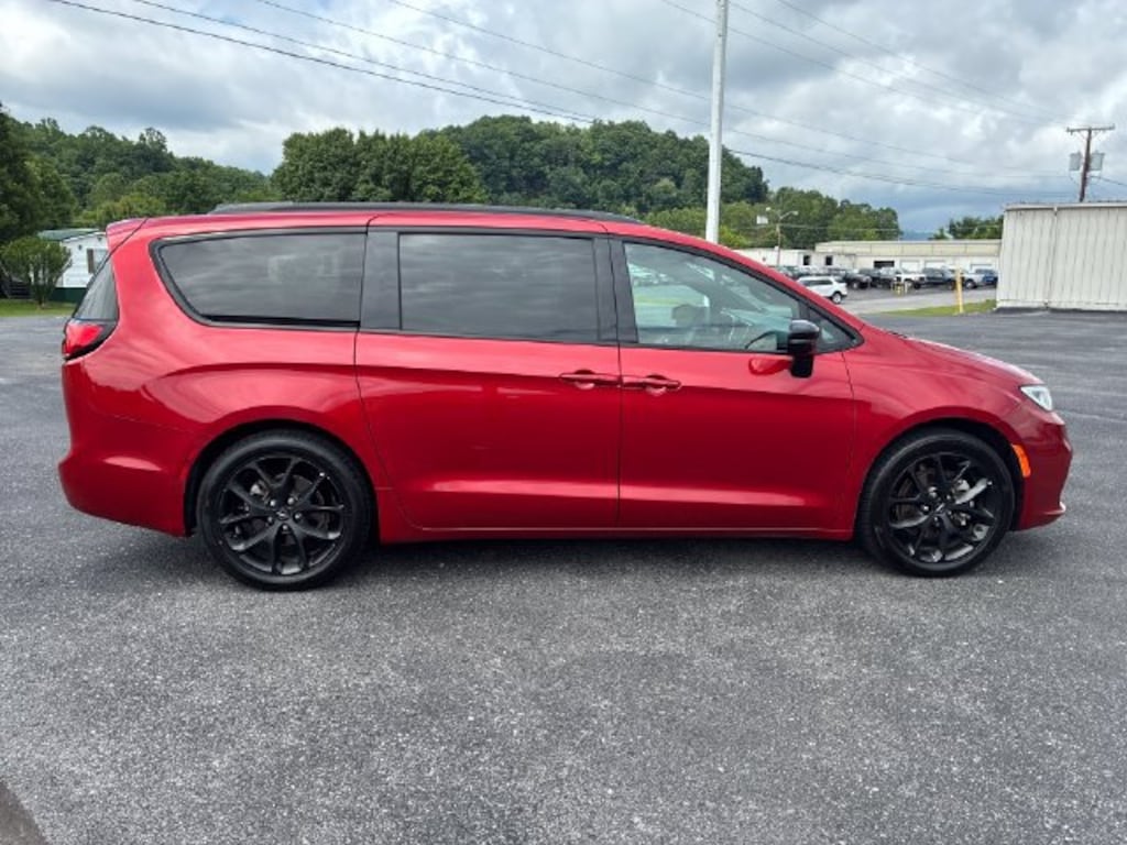 Used 2025 Chrysler Pacifica Limited