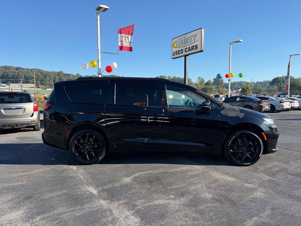 Used 2025 Chrysler Pacifica Limited Minivan/Van