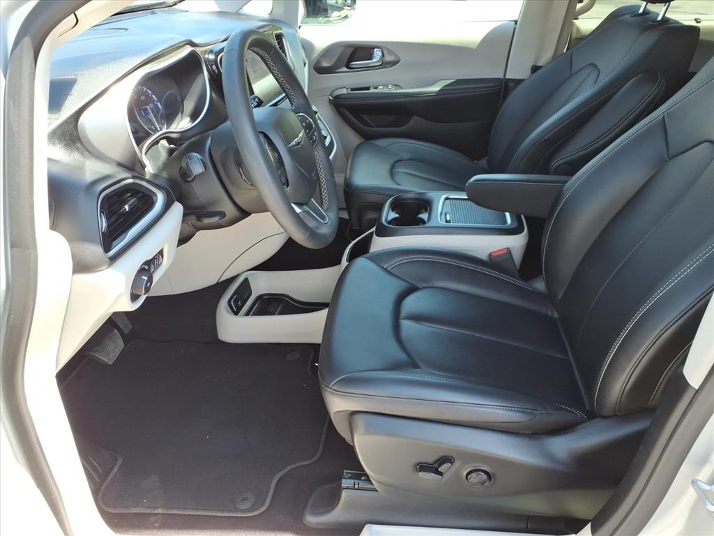 Used 2024 Chrysler Pacifica Touring L Minivan/Van