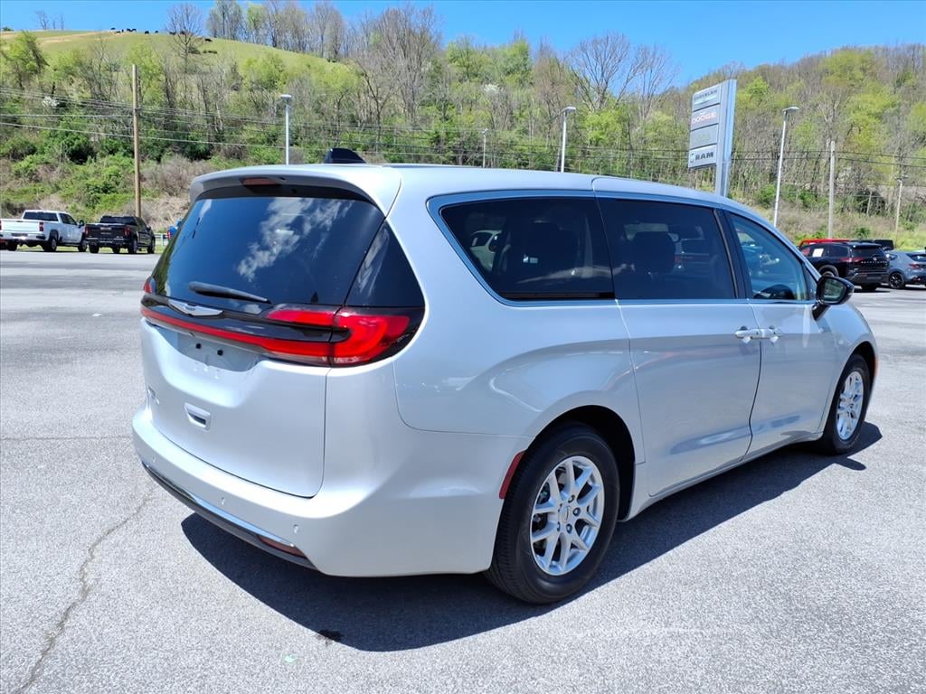 Used 2024 Chrysler Pacifica Touring L Minivan/Van