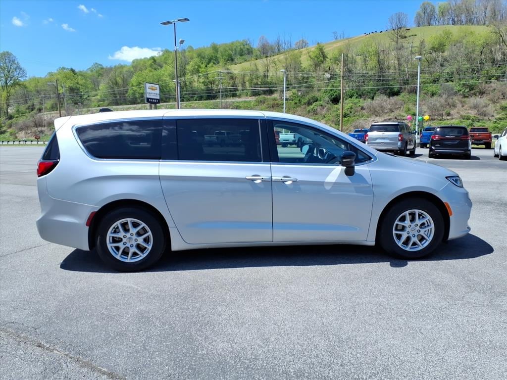 Used 2024 Chrysler Pacifica Touring L Minivan/Van