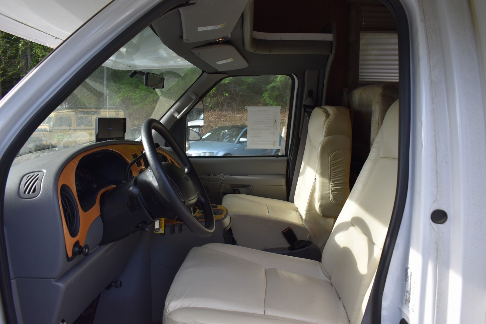 2002 Ford Econoline - Photo 10