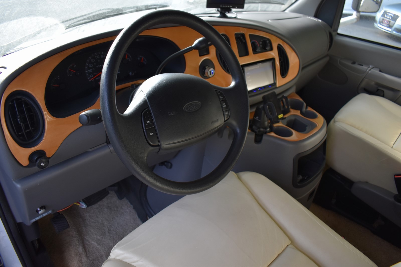 2002 Ford Econoline - Photo 11