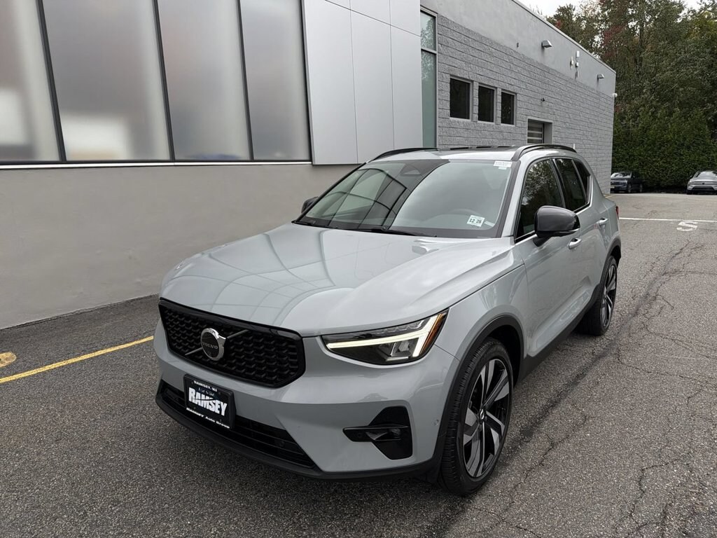 Certified 2024 Volvo XC40 B5 Plus Dark SUV