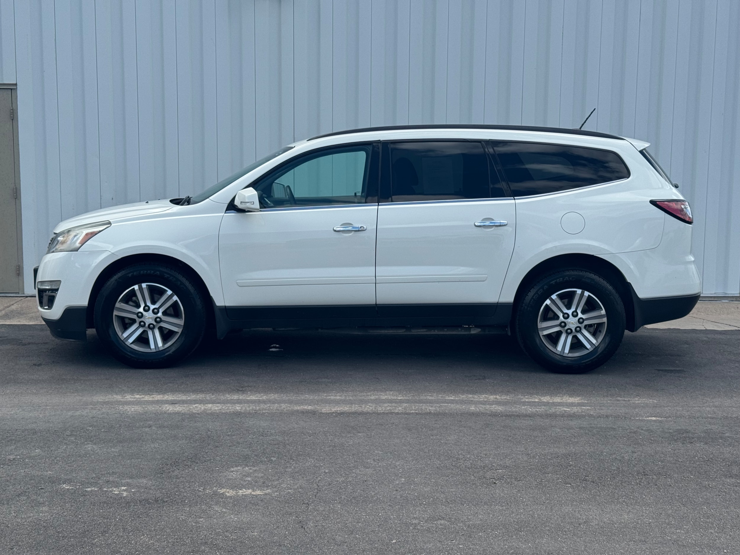 Used 2015 Chevrolet Traverse 2LT with VIN 1GNKVHKD0FJ113756 for sale in Broken Bow, NE