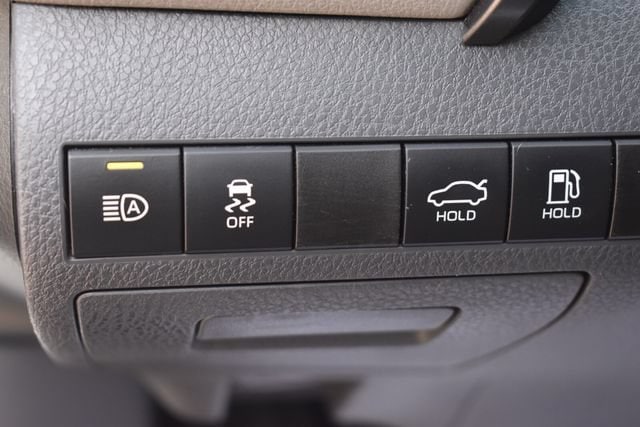 2020 Toyota Camry XLE - Photo 21