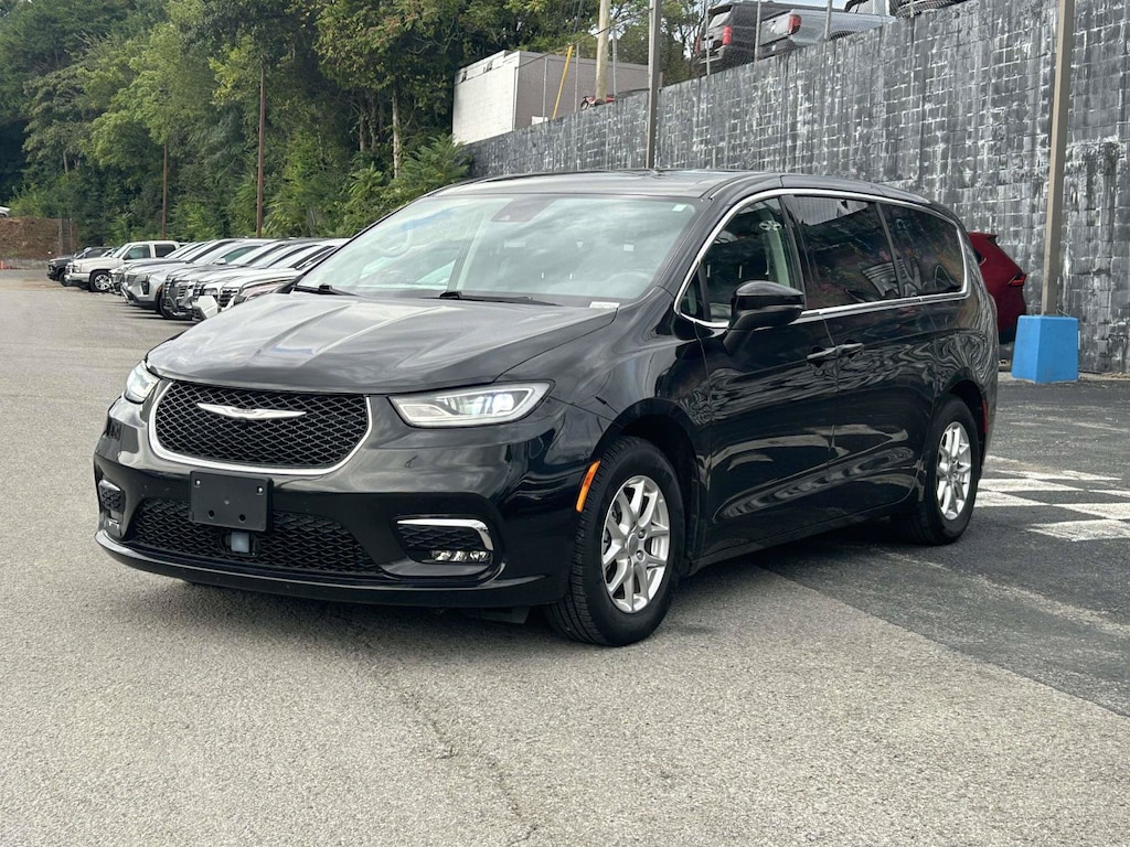 Used 2023 Chrysler Pacifica Touring L Van Passenger Van