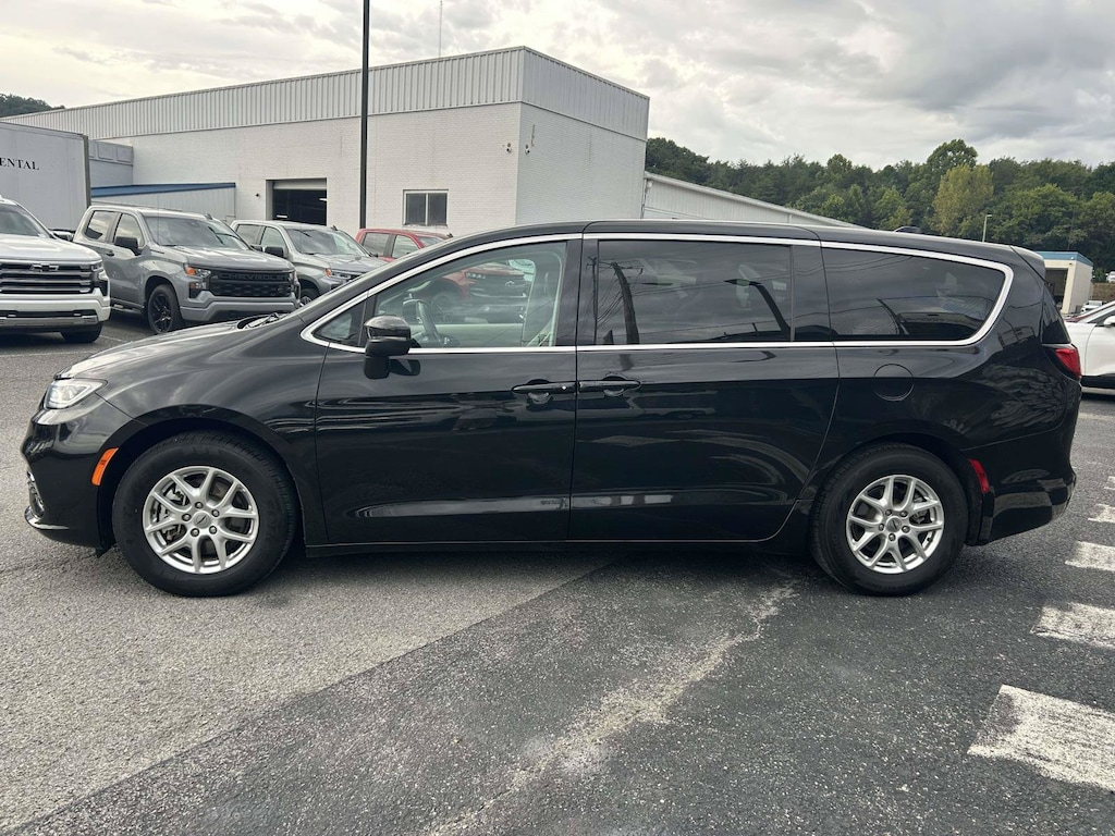 Used 2023 Chrysler Pacifica Touring L Van Passenger Van
