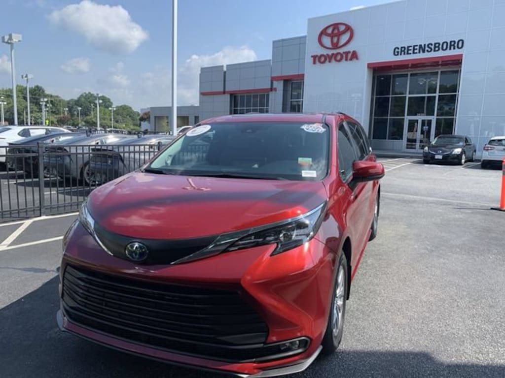 Certified 2025 Toyota Sienna XLE Passenger Van
