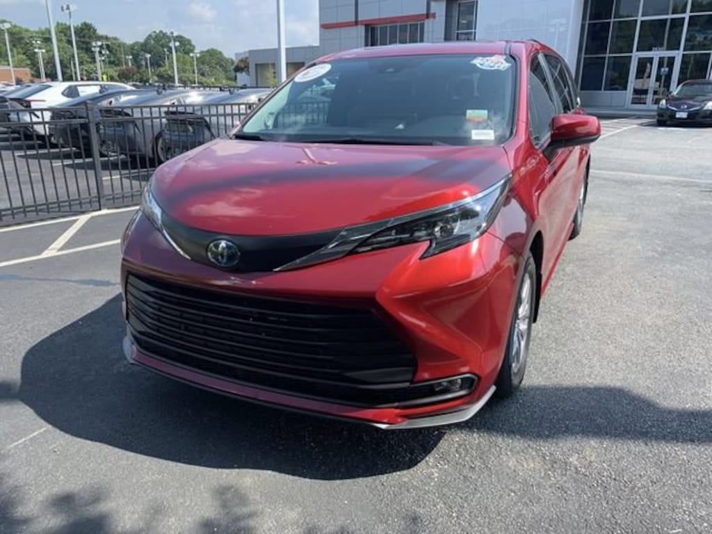 Certified 2025 Toyota Sienna XLE Passenger Van