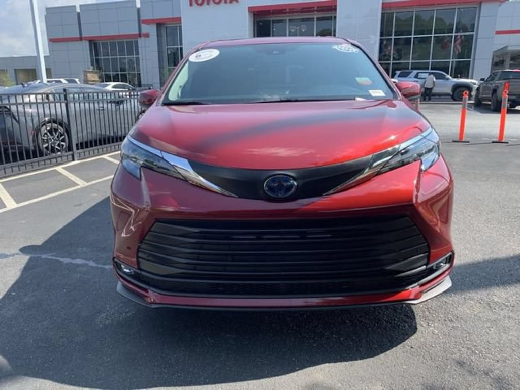 Certified 2025 Toyota Sienna XLE Passenger Van