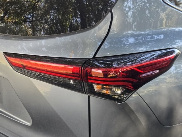 2022 Toyota Highlander XLE - Photo 9