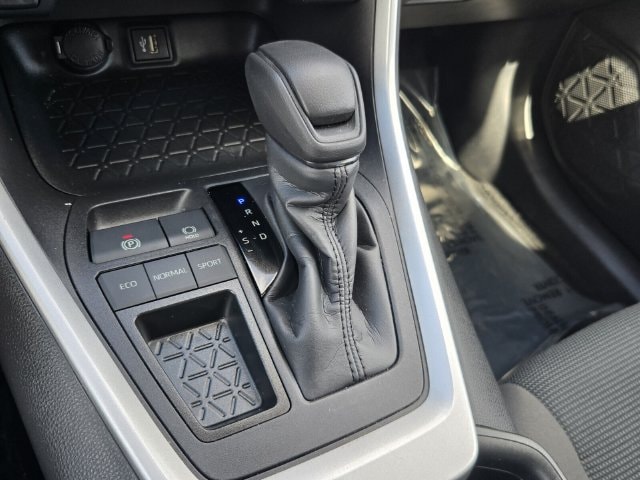 2024 Toyota RAV4 LE - Photo 20