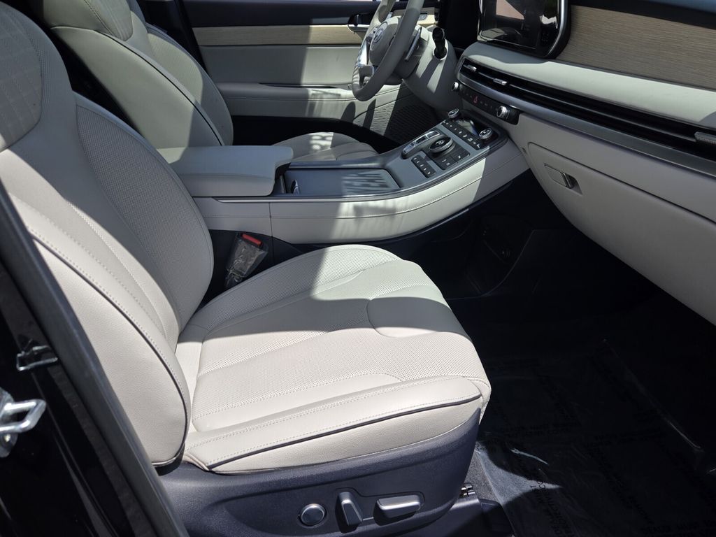 2025 Hyundai Palisade Limited - Photo 16