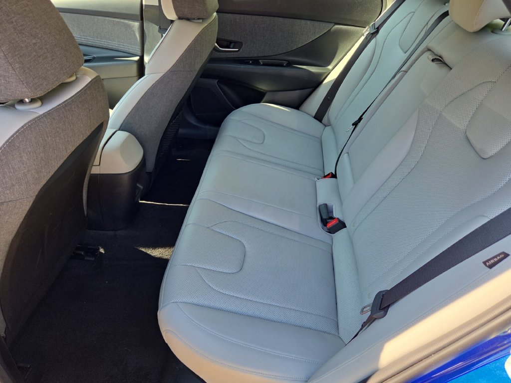 2025 Hyundai Elantra Limited - Photo 12