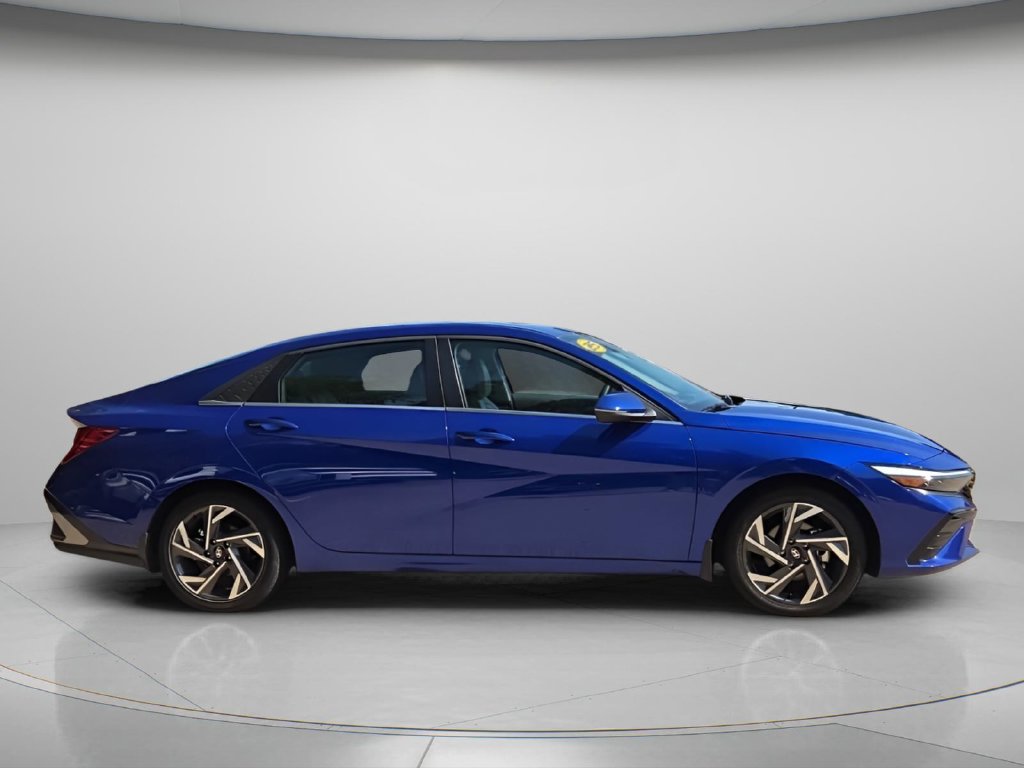 2025 Hyundai Elantra Limited - Photo 9