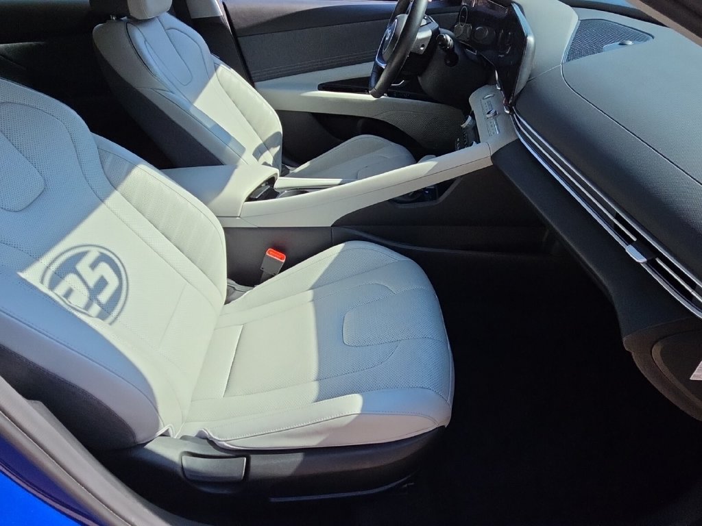 2025 Hyundai Elantra Limited - Photo 16