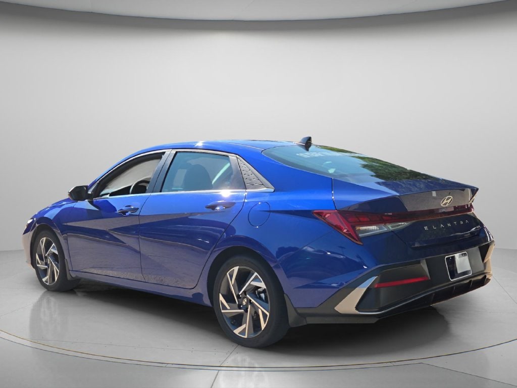 2025 Hyundai Elantra Limited - Photo 6