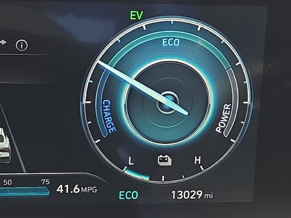 2025 Hyundai Elantra Limited - Photo 25