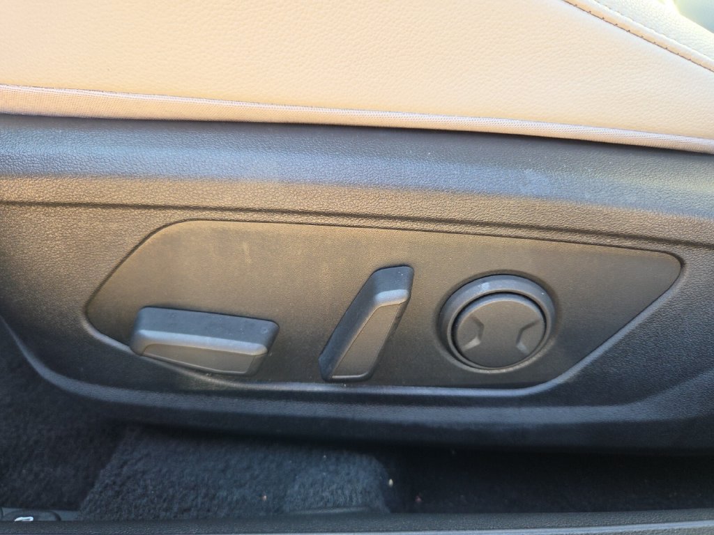 2025 Hyundai Elantra Limited - Photo 11