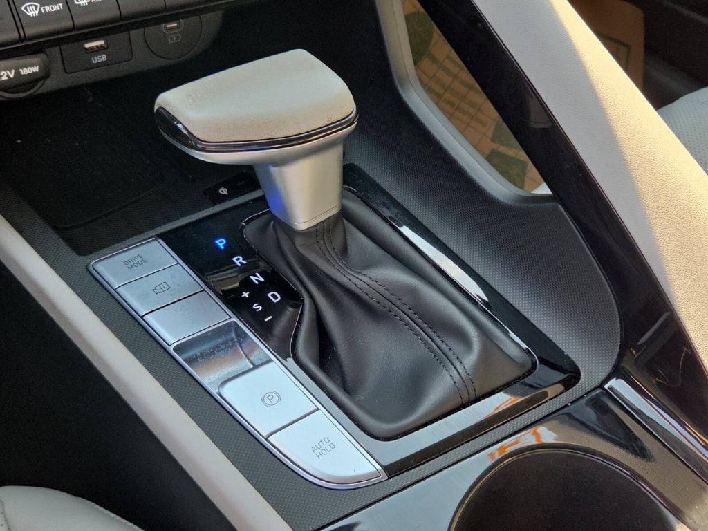 2025 Hyundai Elantra Limited - Photo 19