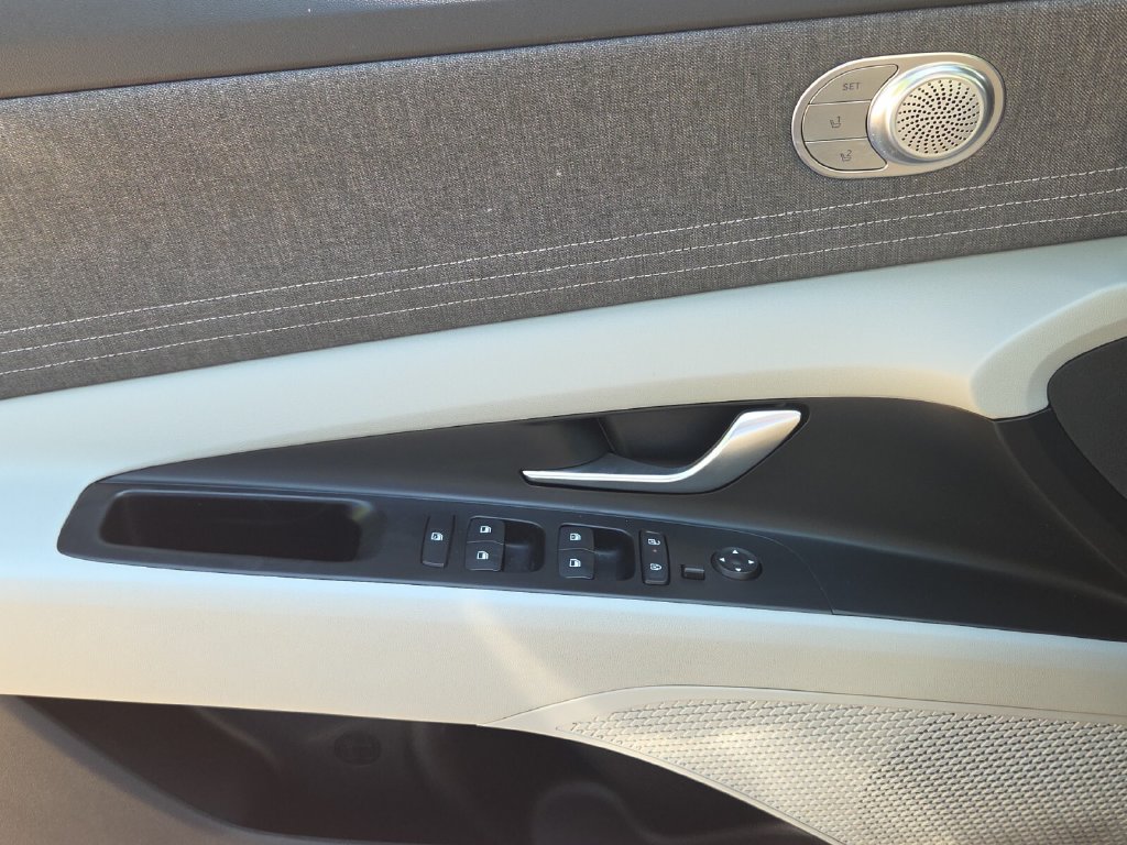 2025 Hyundai Elantra Limited - Photo 26