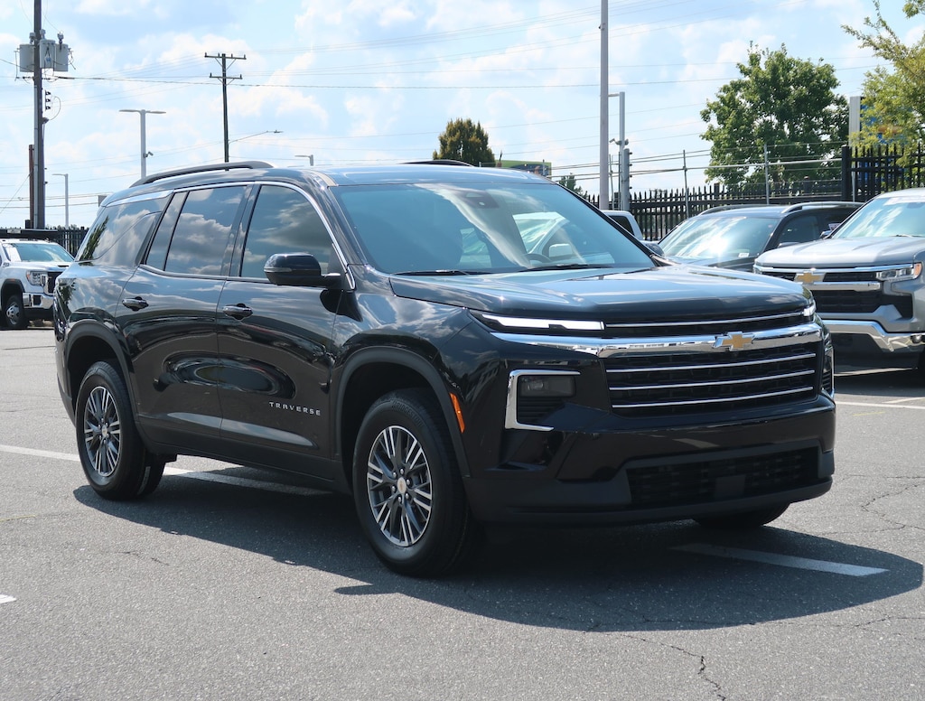 Used 2024 Chevrolet Traverse FWD LT SUV