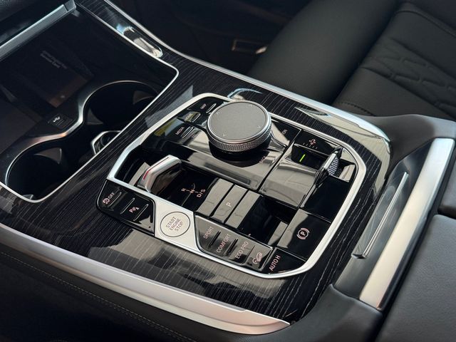2027 BMW X7 40i - Photo 19