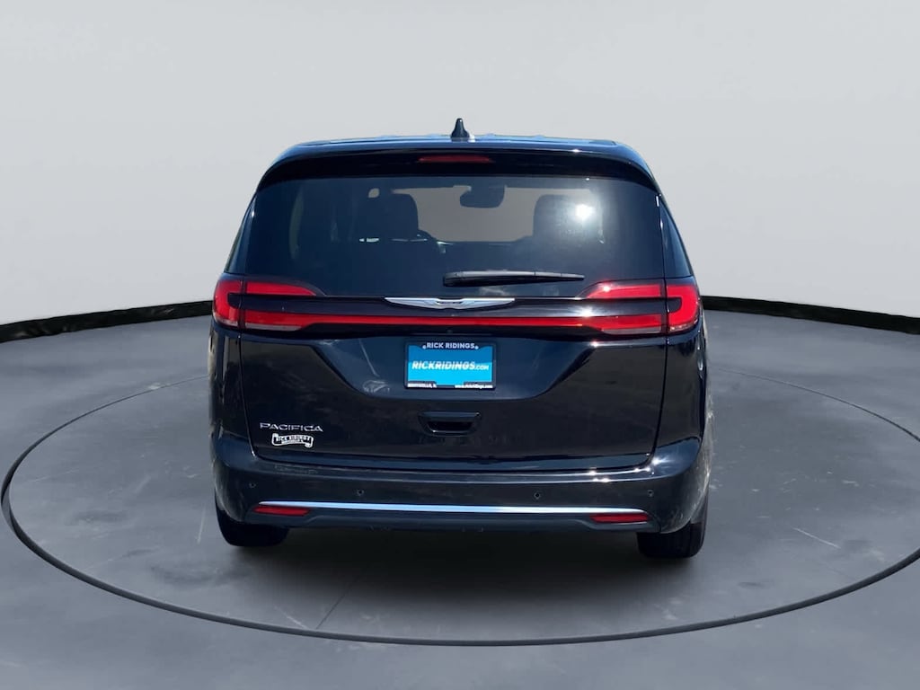 Used 2024 Chrysler Pacifica Touring L FWD