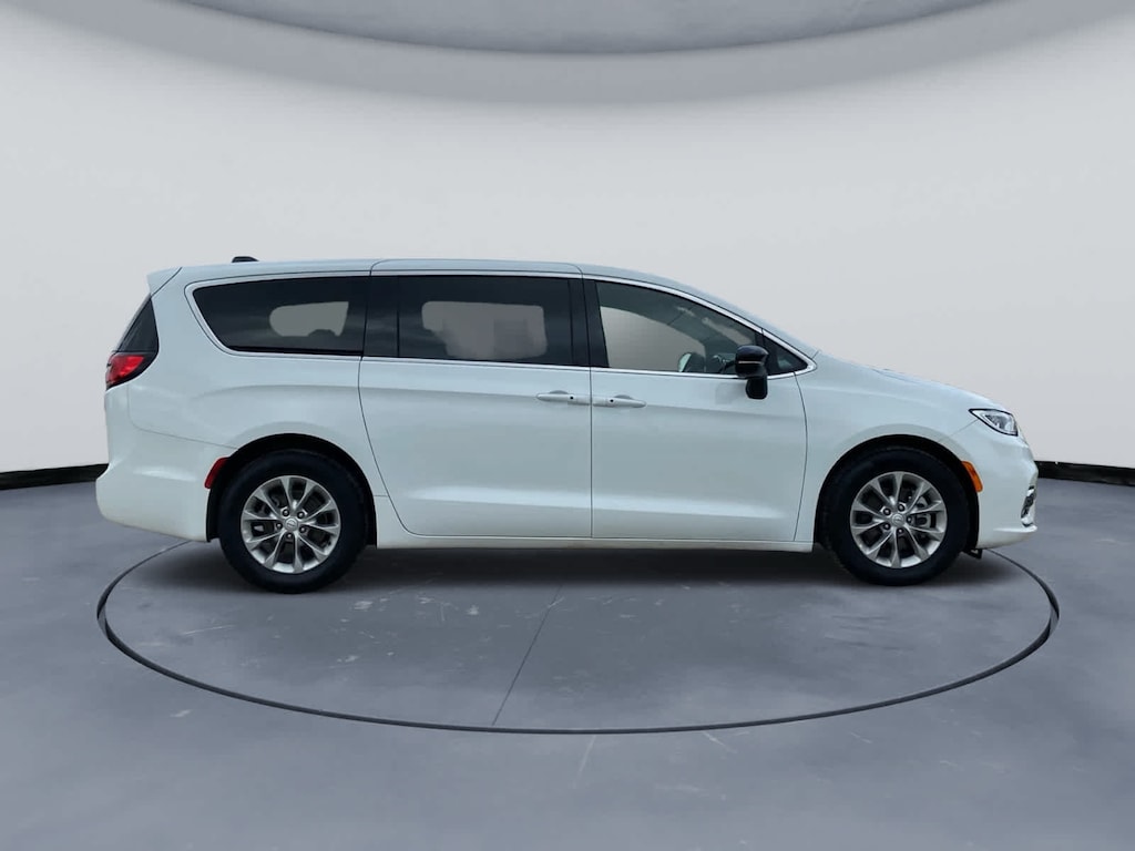 Used 2026 Chrysler Pacifica Limited FWD