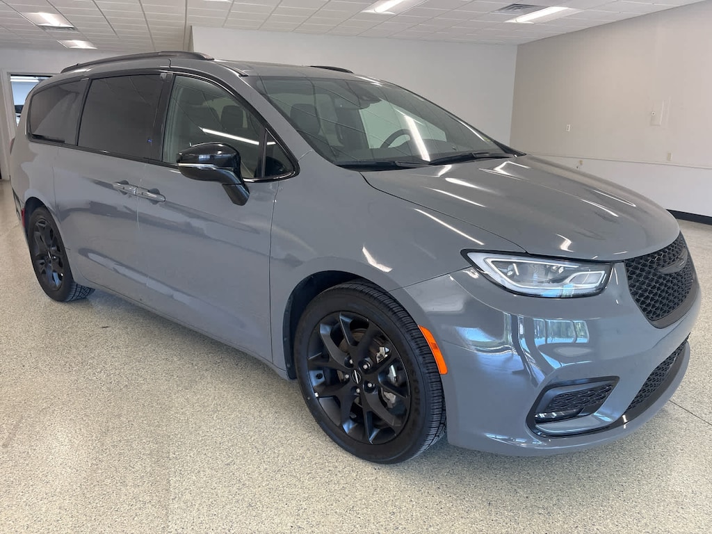 Used 2025 Chrysler Pacifica Limited Van Passenger Van
