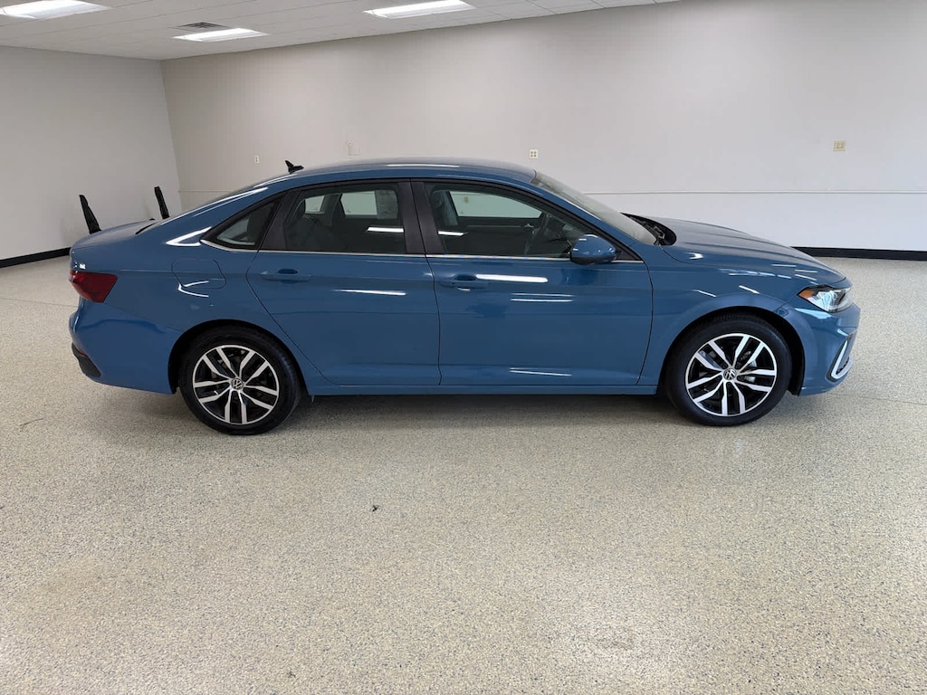 Used 2025 Volkswagen Jetta SE Auto