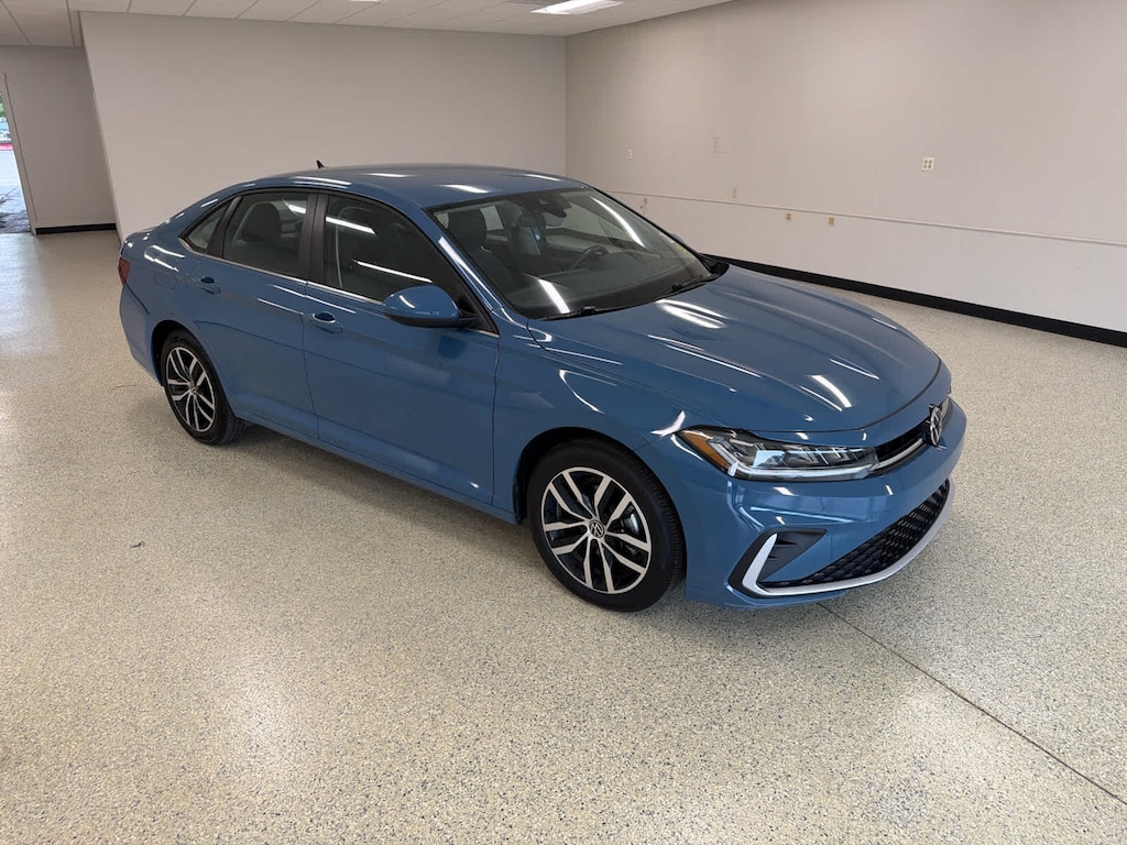 Used 2025 Volkswagen Jetta SE Auto