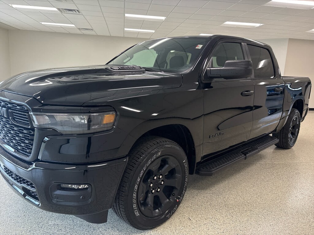 New 2026 Ram 1500 EXPRESS CREW CAB 4X4 5'7 BOX Pickup