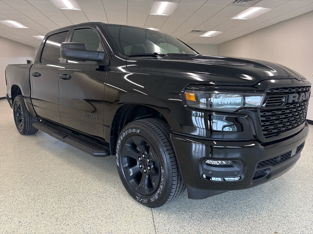 New 2026 Ram 1500 EXPRESS CREW CAB 4X4 5'7 BOX Pickup
