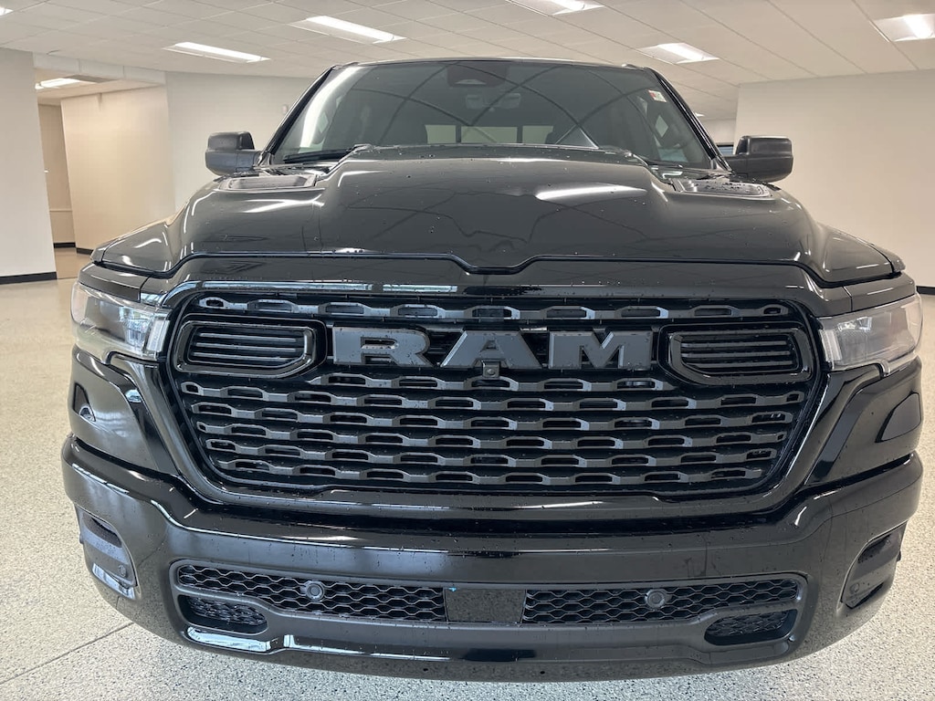 New 2026 Ram 1500 EXPRESS CREW CAB 4X4 5'7 BOX Pickup