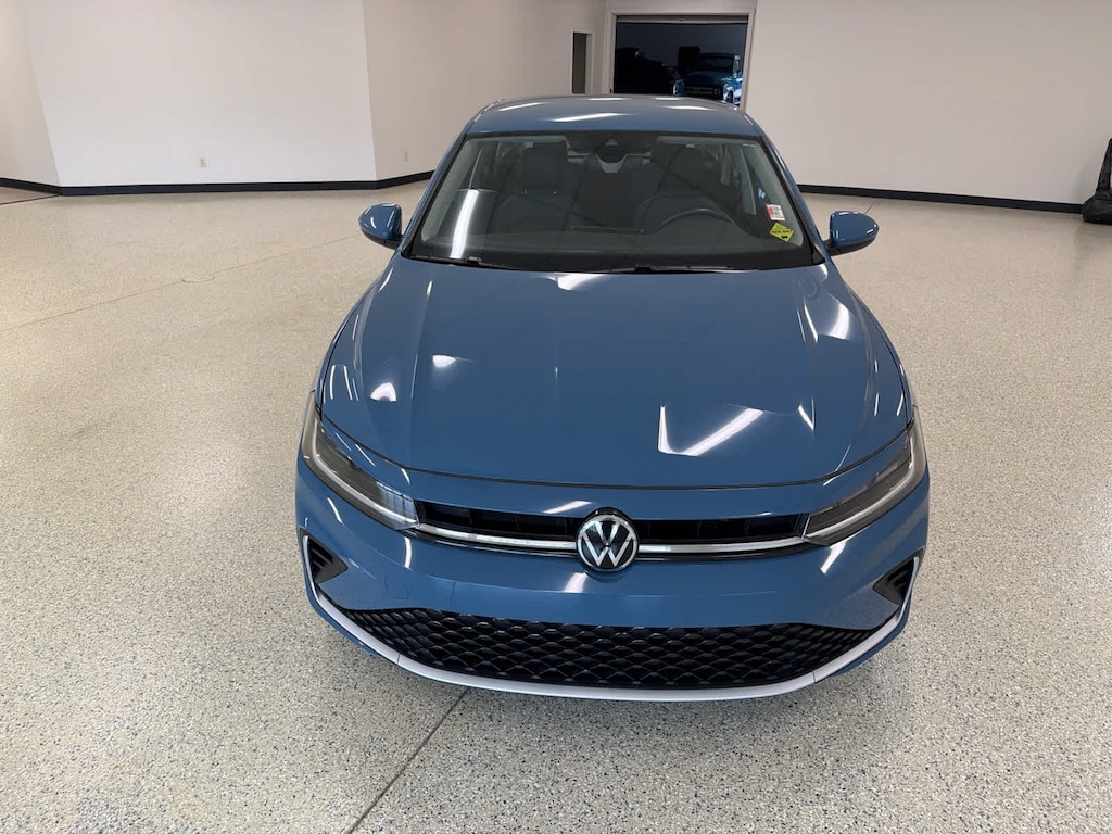 Used 2025 Volkswagen Jetta SE Auto