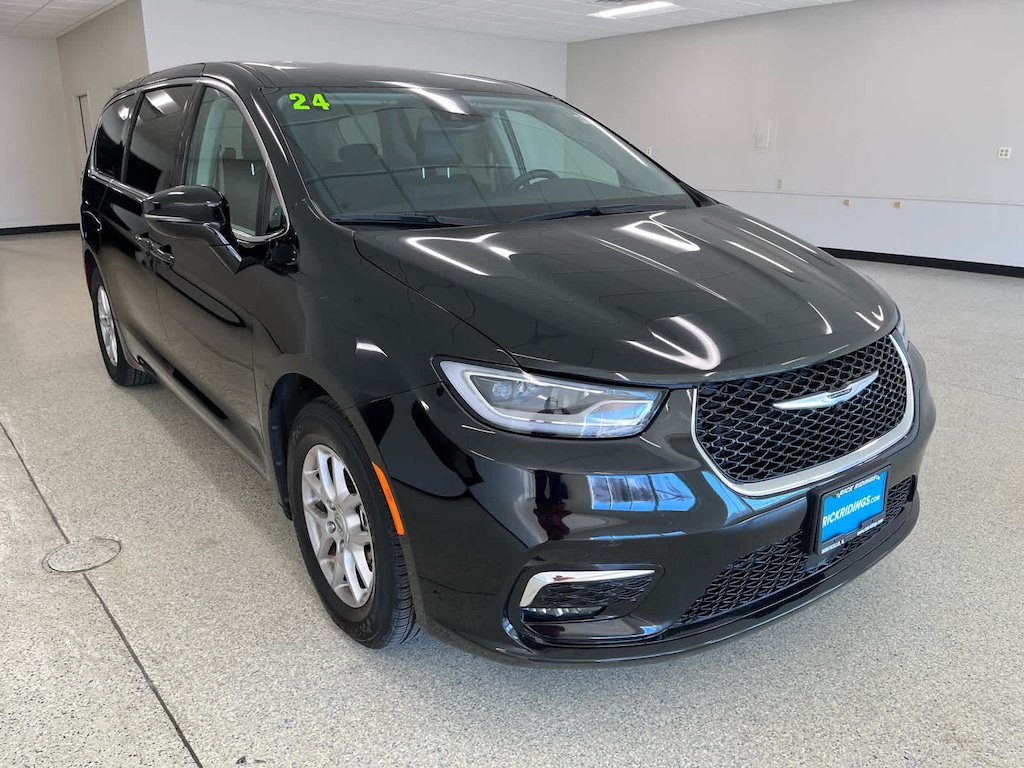 Used 2024 Chrysler Pacifica Touring L FWD