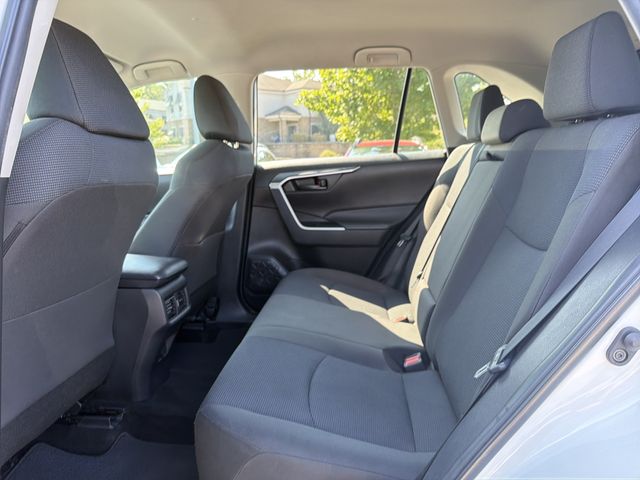 2022 Toyota RAV4 LE - Photo 13
