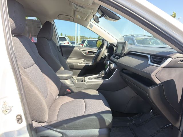 2022 Toyota RAV4 LE - Photo 17