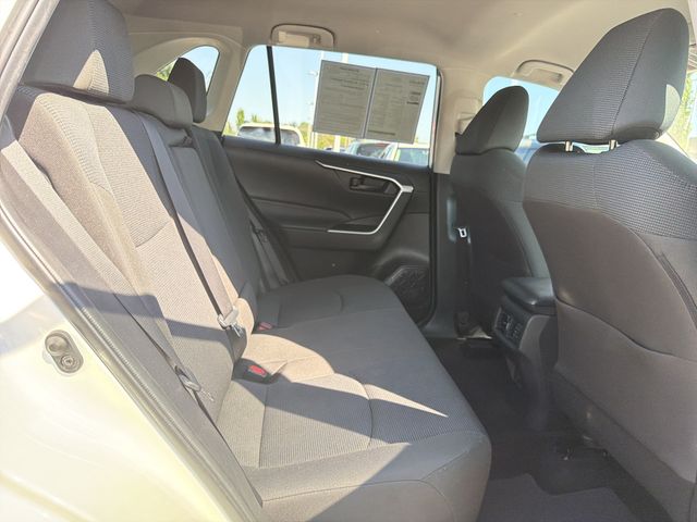 2022 Toyota RAV4 LE - Photo 15