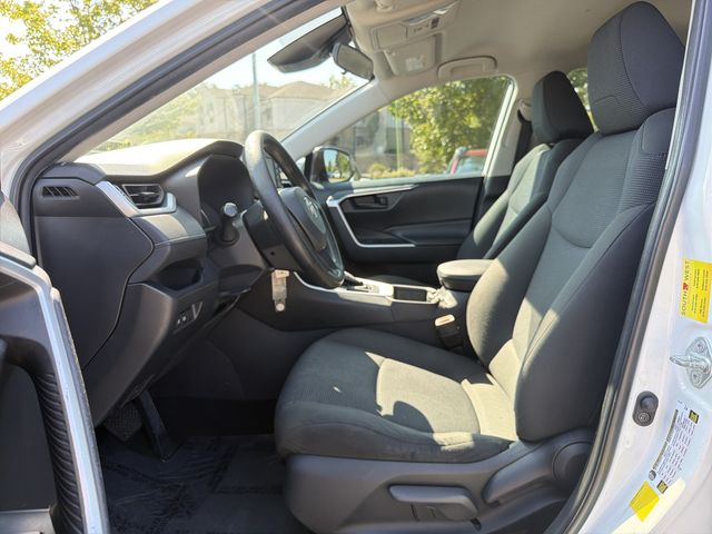 2022 Toyota RAV4 LE - Photo 11