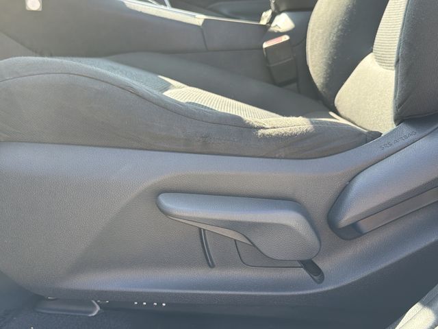 2022 Toyota RAV4 LE - Photo 21