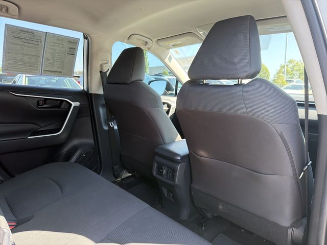 2022 Toyota RAV4 LE - Photo 16