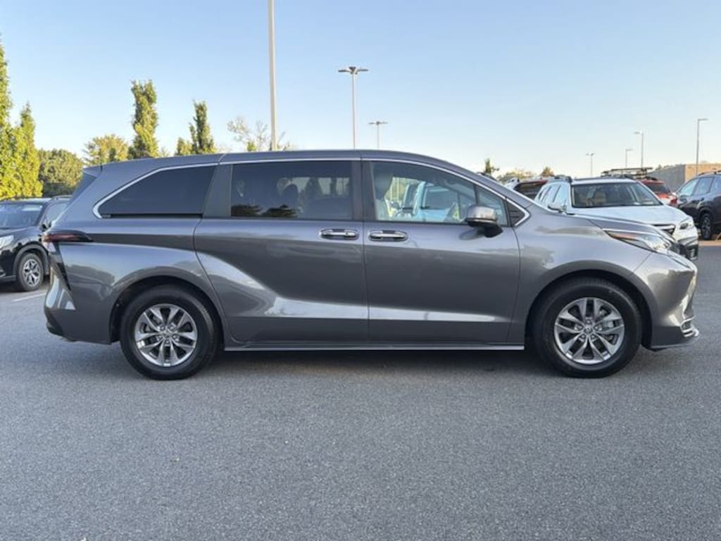 Used 2023 Toyota Sienna XLE Minivan/Van