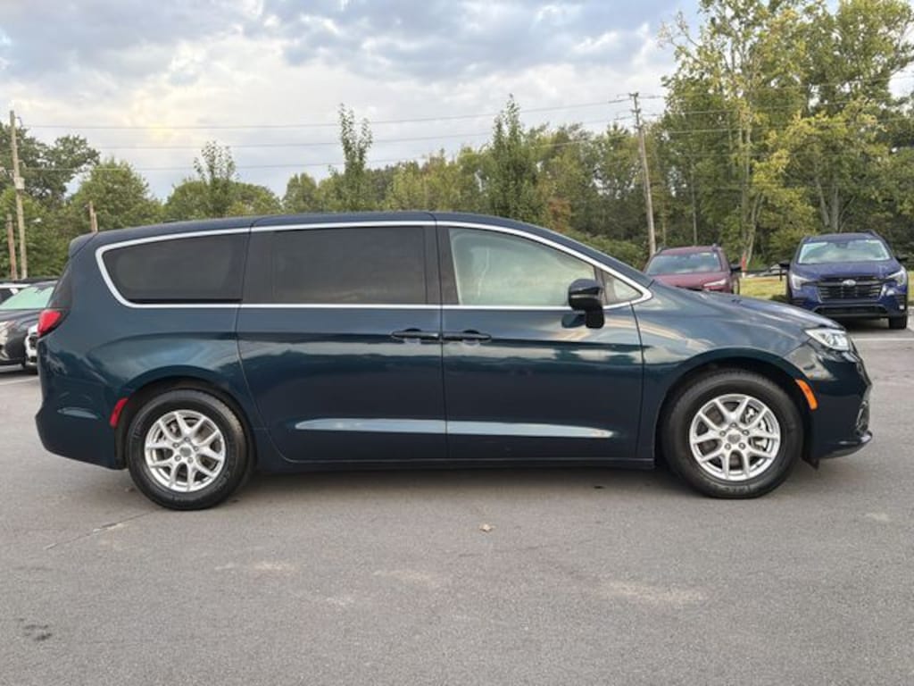 Used 2023 Chrysler Pacifica Touring L Minivan/Van