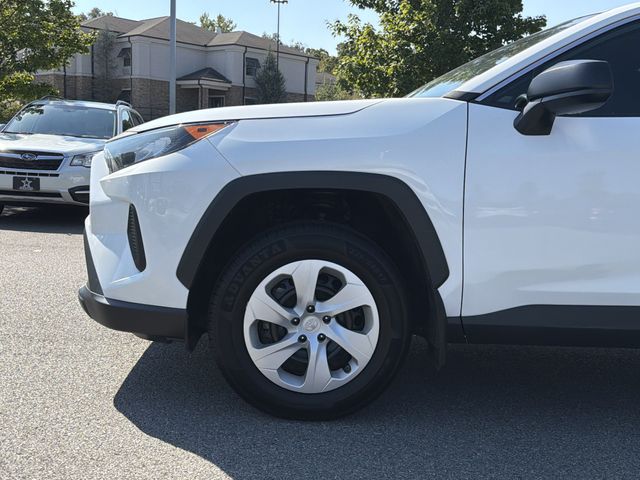 2022 Toyota RAV4 LE - Photo 9