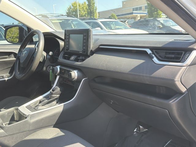 2022 Toyota RAV4 LE - Photo 18