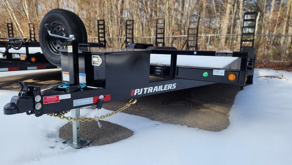 New 2025 PJ 18' Equipment 18' FLAT DECK WITH 2' DOVETAIL 20' EQUIPMENT