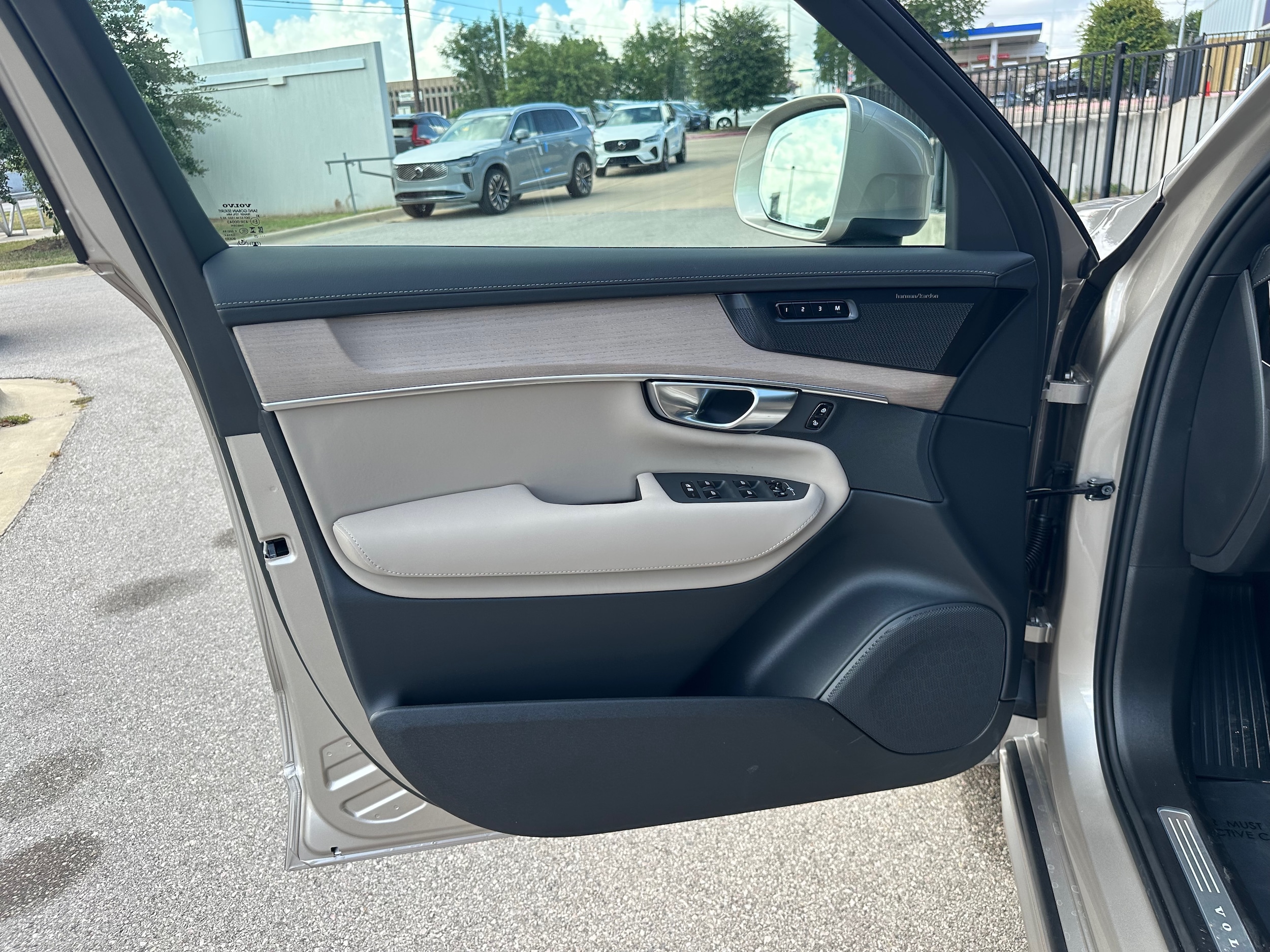 2026 Volvo XC90 Plus - Photo 18